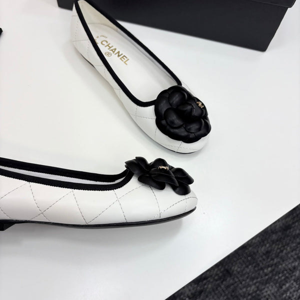 CC 25 Ballet Flat Flower White Quilted Calfskin
