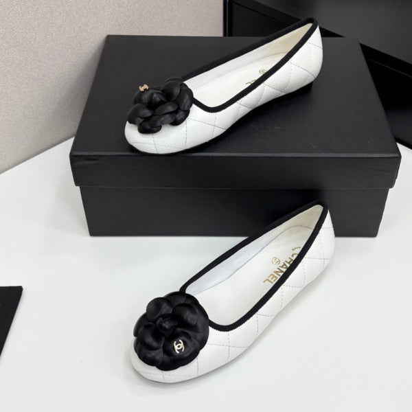 CC 25 Ballet Flat Flower White Quilted Calfskin