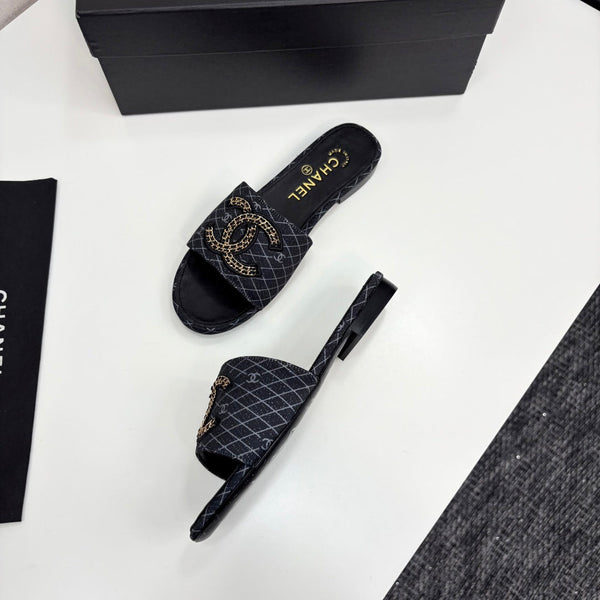 CC 25 Doubble Chain Embroidered Slippers Black Fabric 352495