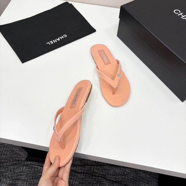 CC Crystal Logo Thong Sandal Salmon Velvet 352481