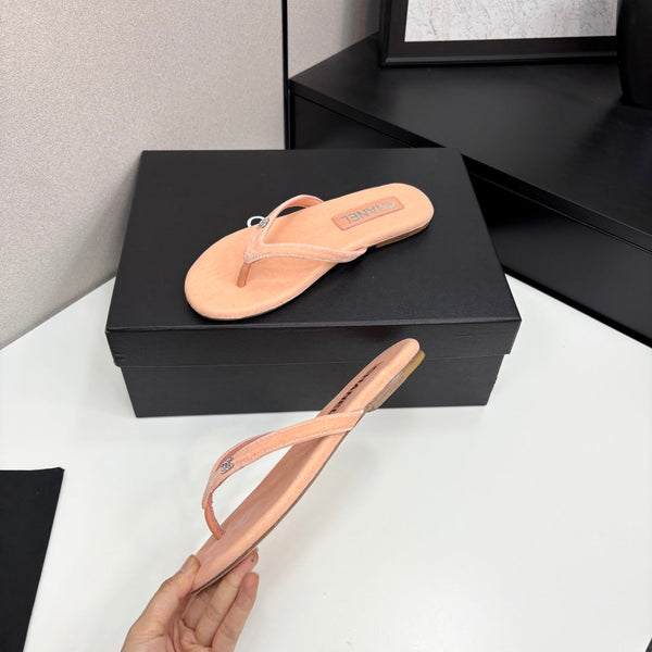 CC Crystal Logo Thong Sandal Salmon Velvet 352481