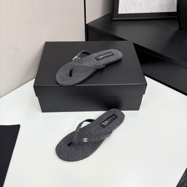 CC Crystal Logo Thong Sandal Grey Fabric And Sheepskin 352482