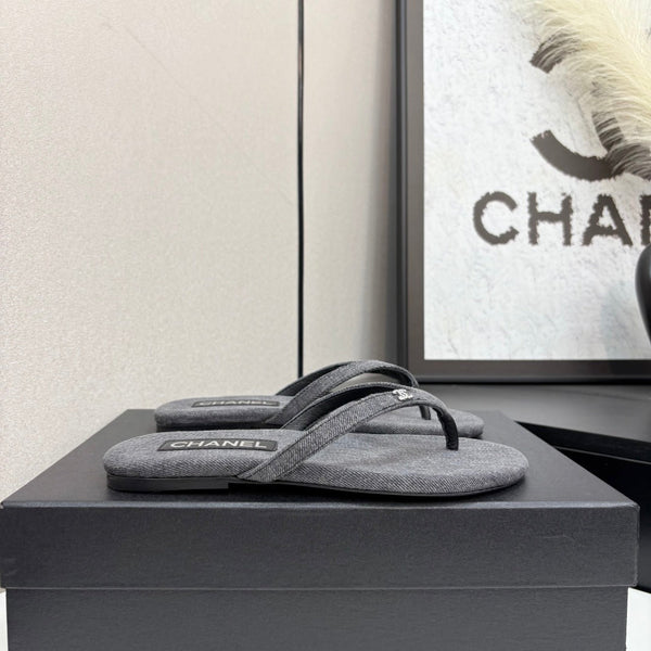 CC Crystal Logo Thong Sandal Grey Fabric And Sheepskin 352482