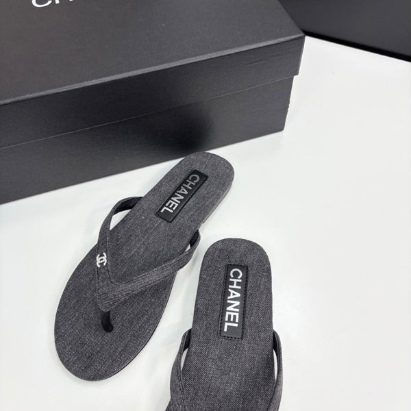 CC Crystal Logo Thong Sandal Grey Fabric And Sheepskin 352482
