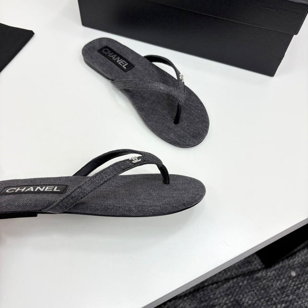 CC Crystal Logo Thong Sandal Grey Fabric And Sheepskin 352482