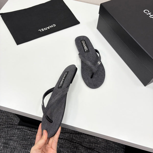 CC Crystal Logo Thong Sandal Grey Fabric And Sheepskin 352482