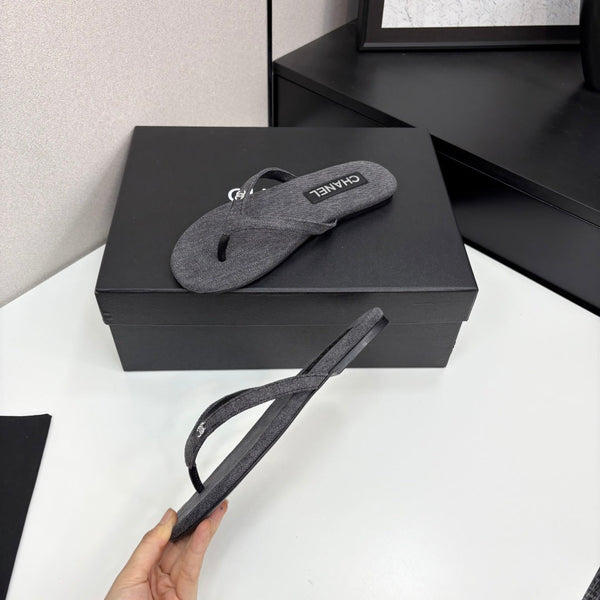 CC Crystal Logo Thong Sandal Grey Fabric And Sheepskin 352482