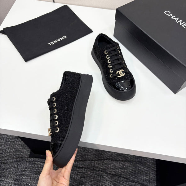 CC25 Sneakers con lacci in tessuto nero e pelle verniciata 352501