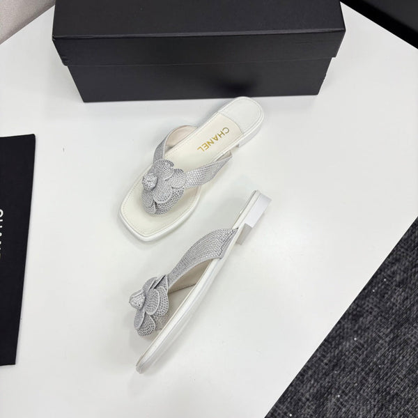 CC 25 Camellia Thong Sandals Silver Stone Grain And Sheepskin 368833