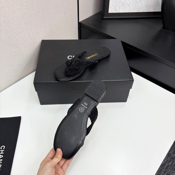 CC 25 Camellia Thong Sandals Black Stone Grain And Sheepskin 368834