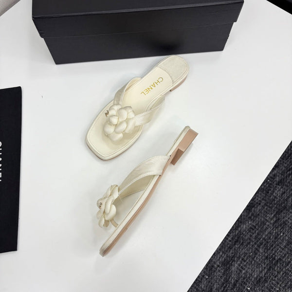 CC 25 Camellia Thong Sandals Ivory Sheepskin And Fabric 368836