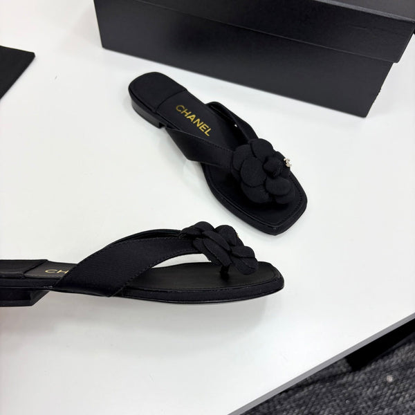 CC 25 Camellia Thong Sandals Black Sheepskin And Fabric 368838