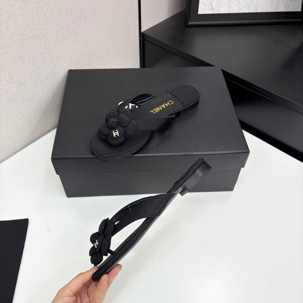 CC 25 Camellia Thong Sandals Black Sheepskin And Fabric 368838