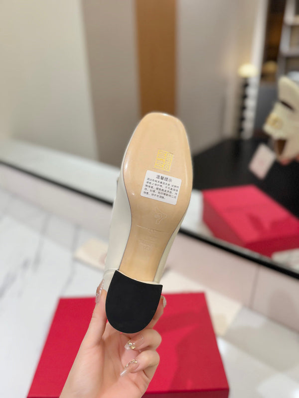 VT 2025 Signature Heeled Loafer Ivory Calf Leather 295068