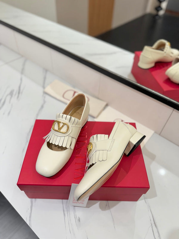VT 2025 Signature Loafer Ivory Calf Leather 295071
