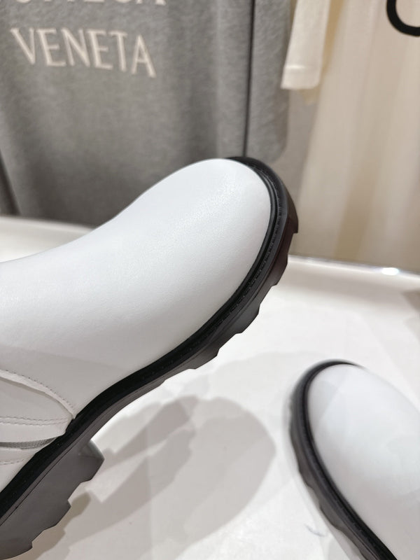 VT short boots white calfskin 174439