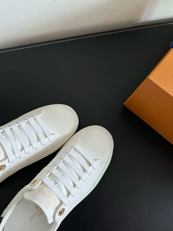 Sneakers LV Time Out in pelle di mucca monogrammata marrone misto bianco