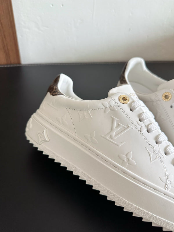 Sneakers LV Time Out in pelle di mucca monogrammata marrone misto bianco