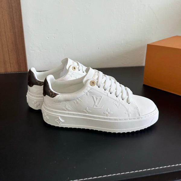 Sneakers LV Time Out in pelle di mucca monogrammata marrone misto bianco