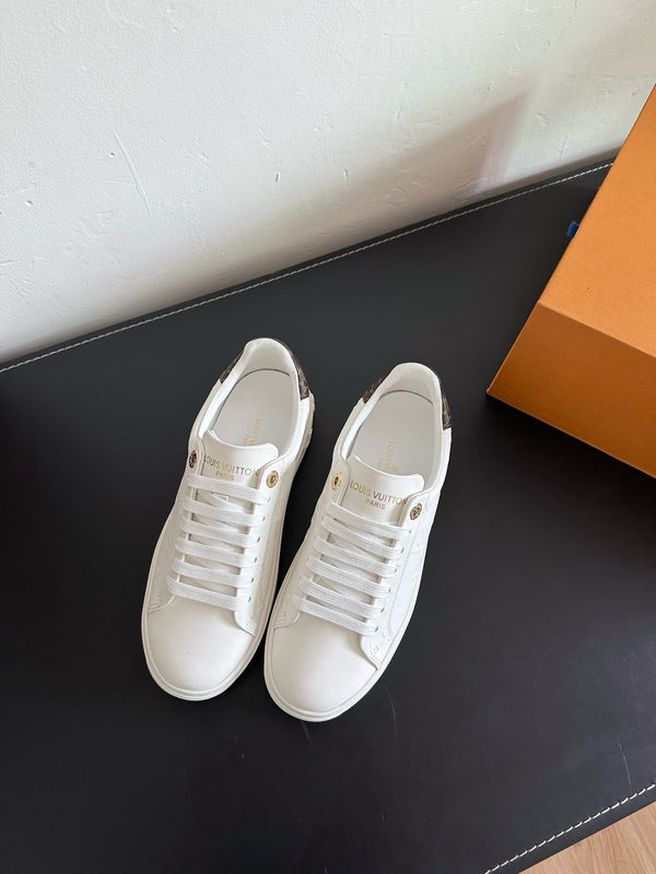 Sneakers LV Time Out in pelle di mucca monogrammata marrone misto bianco