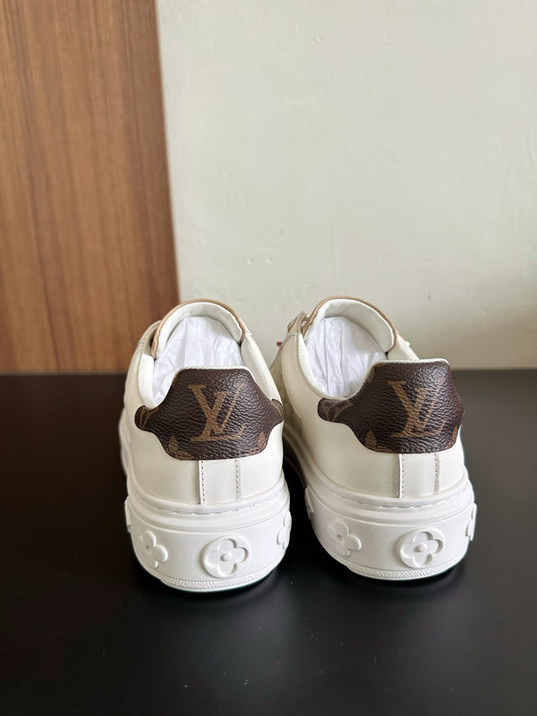 Sneakers LV Time Out in pelle di vitello monogrammata beige mix bianco