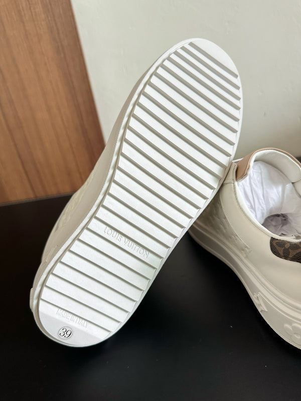 Sneakers LV Time Out in pelle di vitello monogrammata beige mix bianco