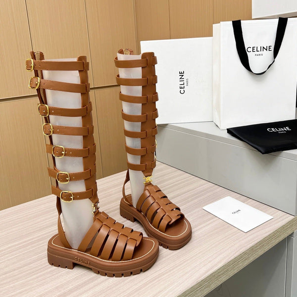 Stivali alti Triomphe con fibbie in pelle color marrone pan di zenzero