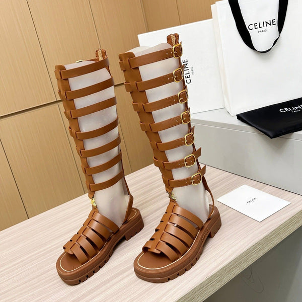 Stivali alti Triomphe con fibbie in pelle color marrone pan di zenzero