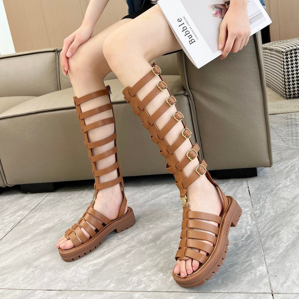 Stivali alti Triomphe con fibbie in pelle color marrone pan di zenzero