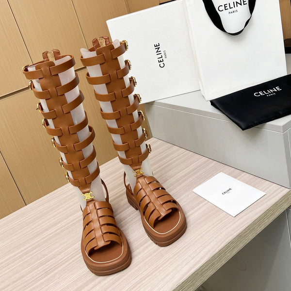 Stivali alti Triomphe con fibbie in pelle color marrone pan di zenzero