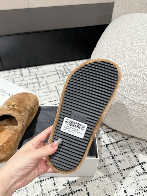 SLIPPER IN CAMEL BROWN SHEARLING