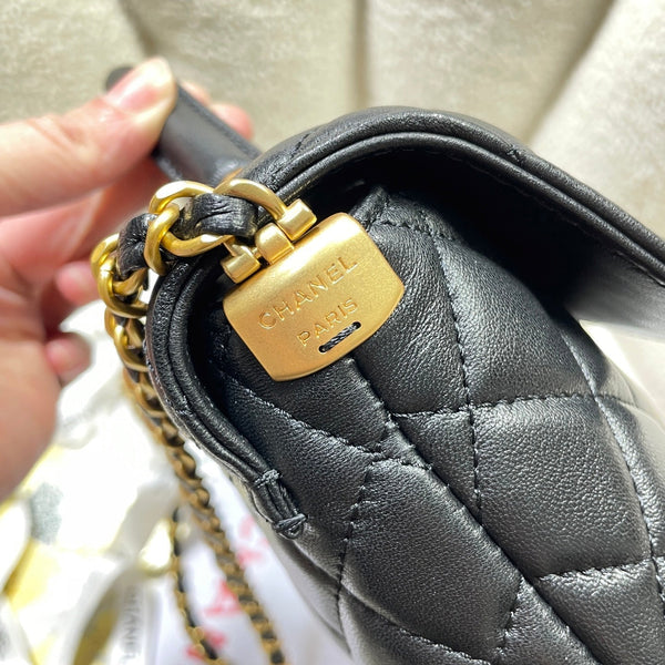 Borsa a tracolla media CC 25P con manico superiore da 25 cm, pelle di vitello nera, finiture dorate