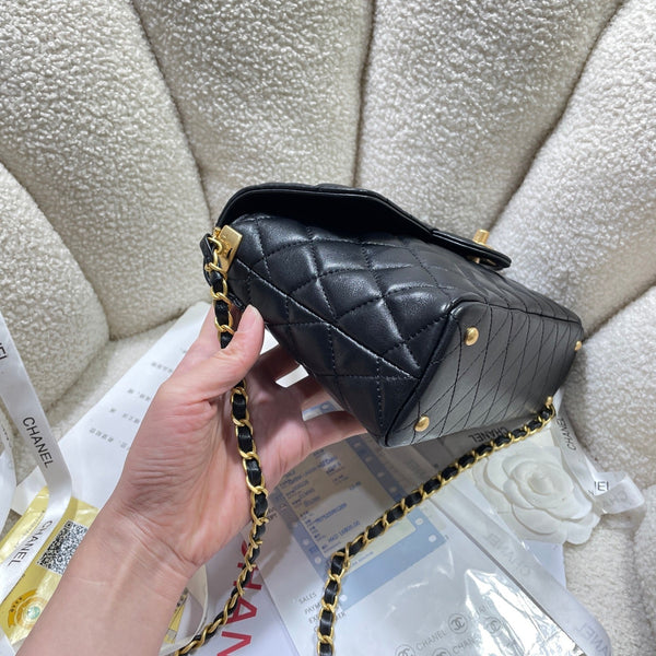 Borsa a tracolla media CC 25P con manico superiore da 25 cm, pelle di vitello nera, finiture dorate