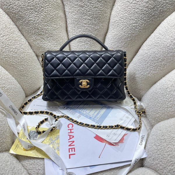 Borsa a tracolla media CC 25P con manico superiore da 25 cm, pelle di vitello nera, finiture dorate