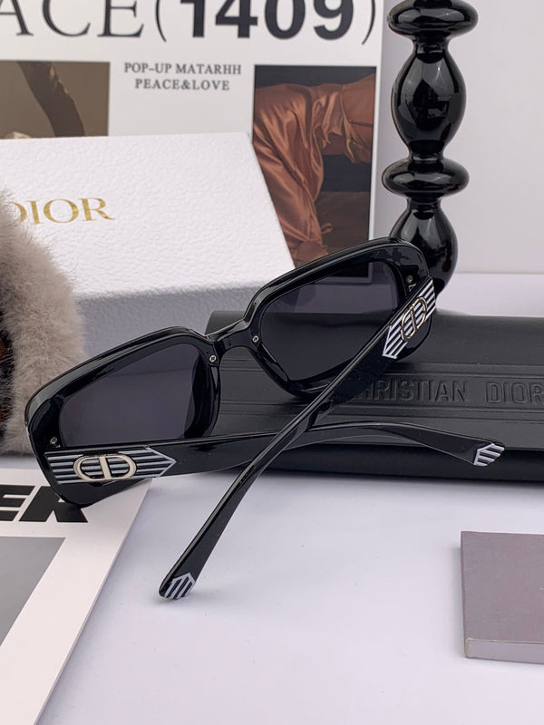 MONTAIGNE SUNGLASS CD5771 IN BLACK ACETATE