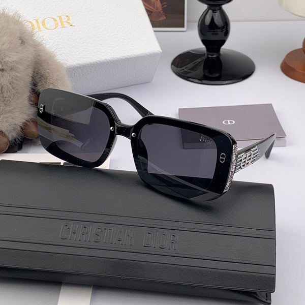 MONTAIGNE SUNGLASS CD5771 IN BLACK ACETATE