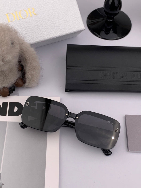 MONTAIGNE SUNGLASS CD5771 IN BLACK ACETATE