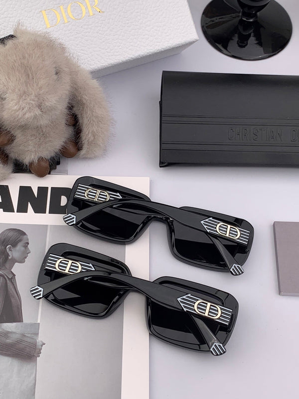 MONTAIGNE SUNGLASS CD5771 IN BLACK ACETATE