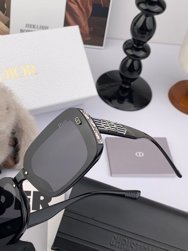 MONTAIGNE SUNGLASS CD5771 IN BLACK ACETATE