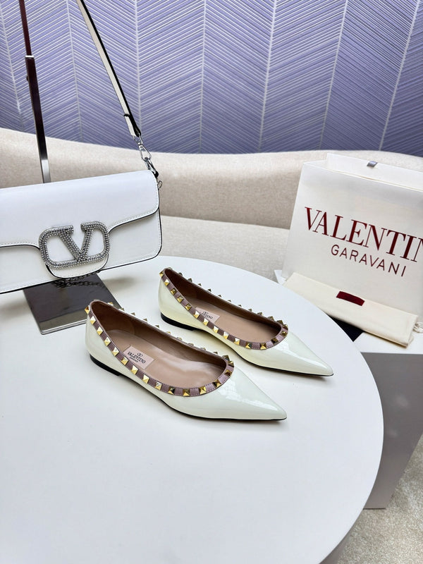 ROCKSTUD FLAT PUMP IN WHITE CALFSKIN