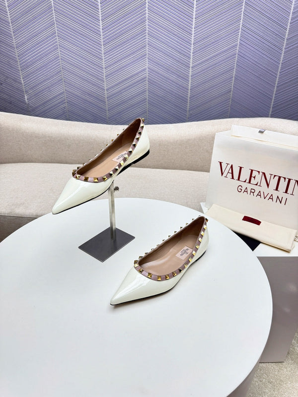 ROCKSTUD FLAT PUMP IN WHITE CALFSKIN