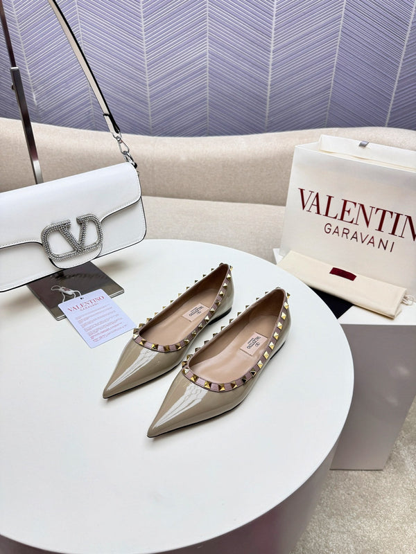 ROCKSTUD FLAT PUMP IN SAND BROWN CALFSKIN