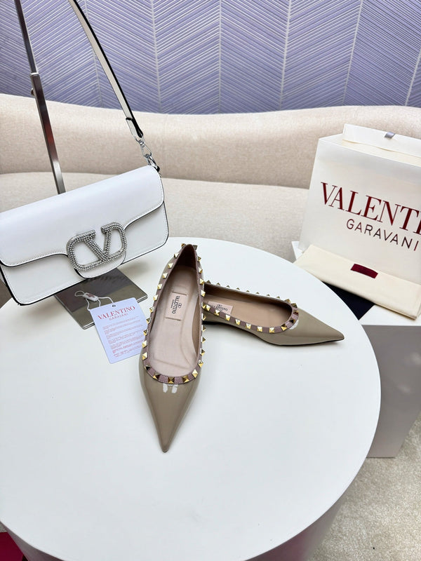 ROCKSTUD FLAT PUMP IN SAND BROWN CALFSKIN