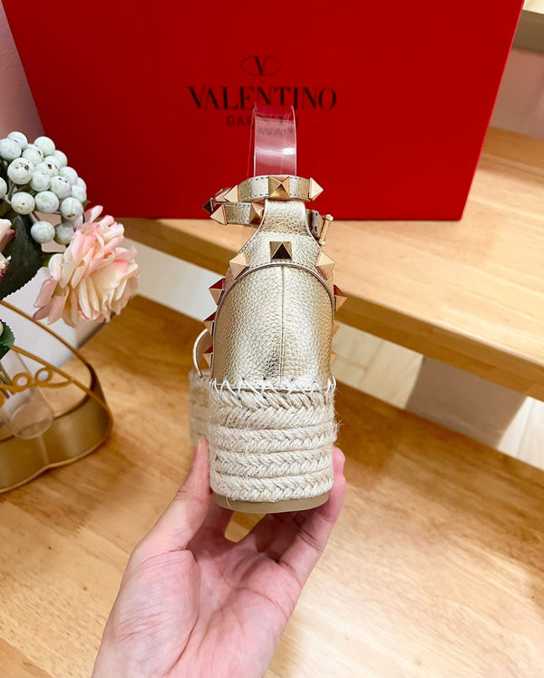 ROCKSTUD FLATFORM SANDAL IN LIGHT GOLD CALFSKIN