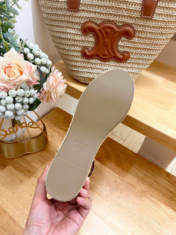 ROCKSTUD FLATFORM SANDAL IN BLACK CALFSKIN