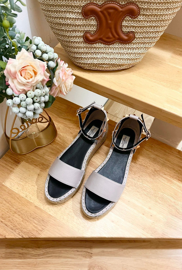 ROCKSTUD FLATFORM SANDAL IN SOFT PINK CALFSKIN