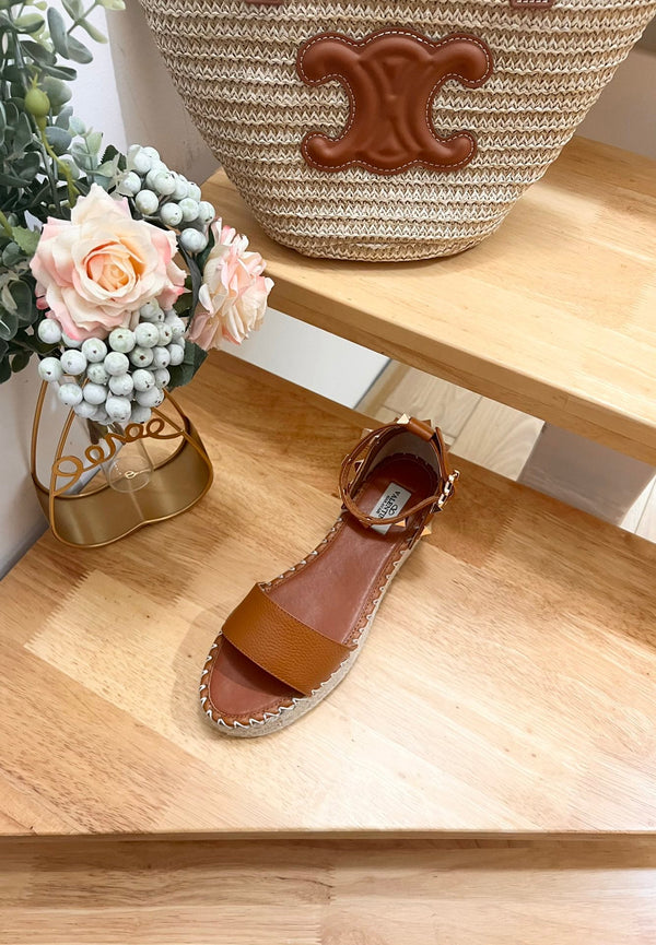 ROCKSTUD FLATFORM SANDAL IN CHOCOLATE BROWN CALFSKIN