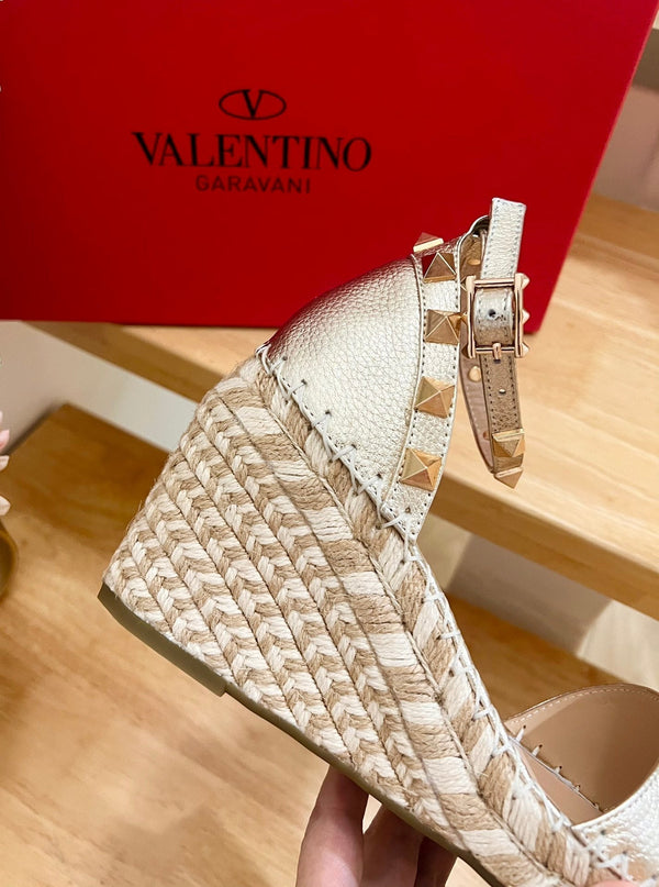 Double Rockstud Grainy Calfskin Wedge Sandal In Light Yellow Metallic Cowhide And Raffia 852841