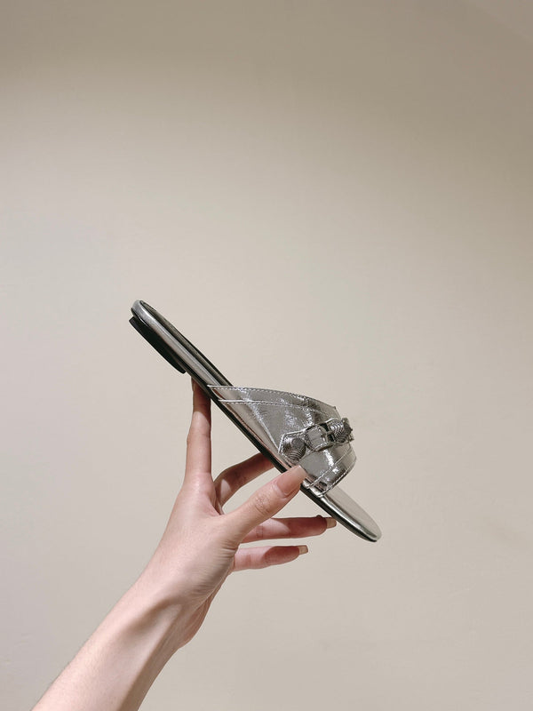 CAGOLE FLAT SANDALS IN SILVER WAX-OIL SHEEPSKIN