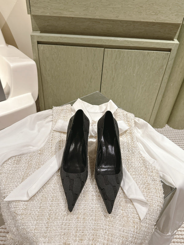 DÉCOLLETÉ A PUNTA IN TESSUTO JACQUARD CON MONOGRAMMA NERO